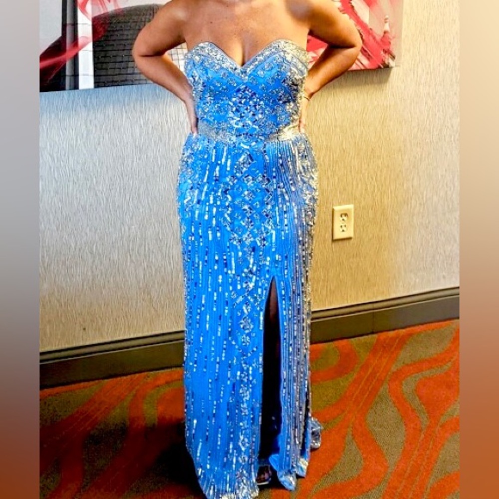 GORGEOUS GOWN 👗